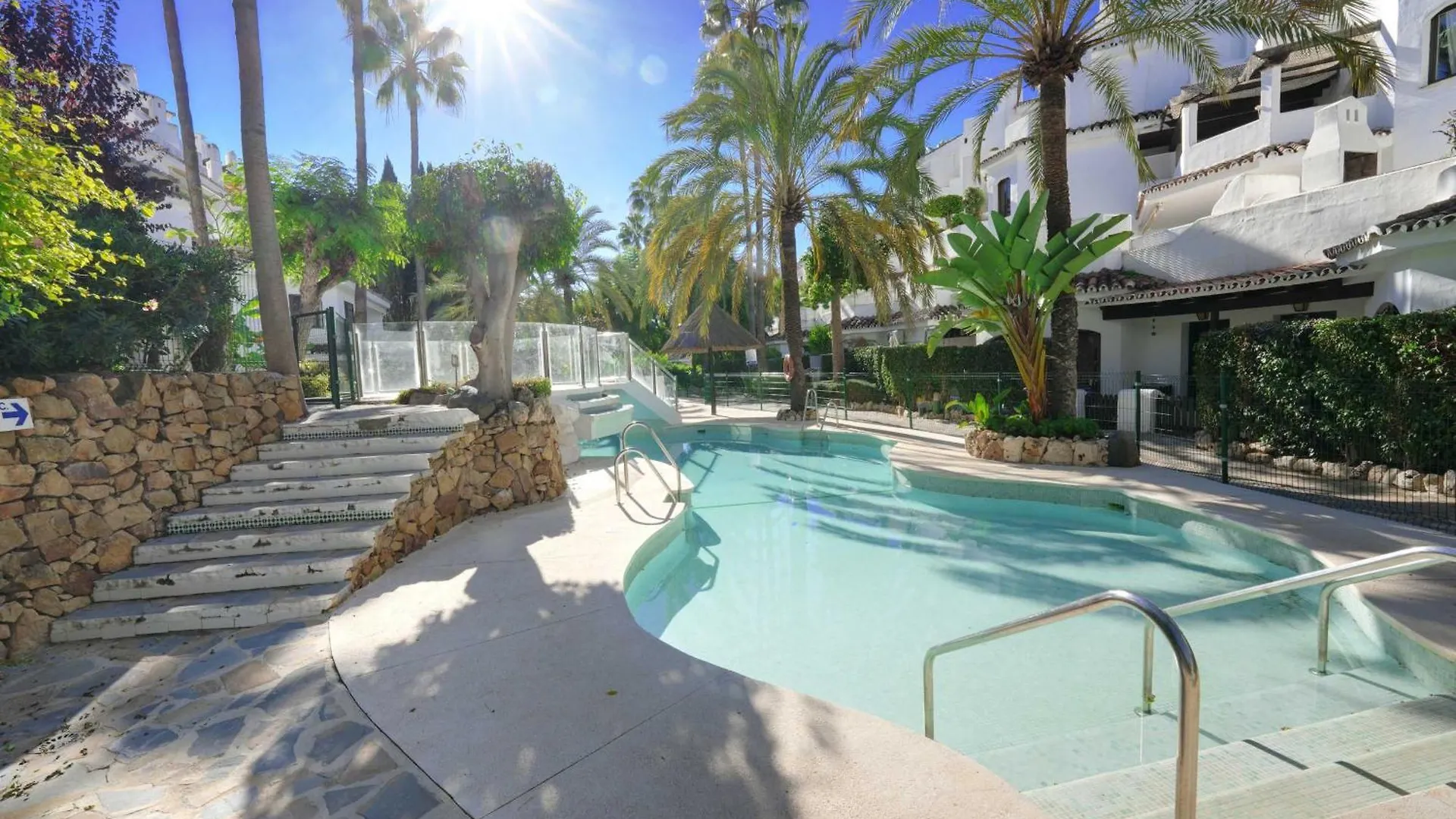 2039 Cozy Beachfront Apartment On Golden Beach contacts