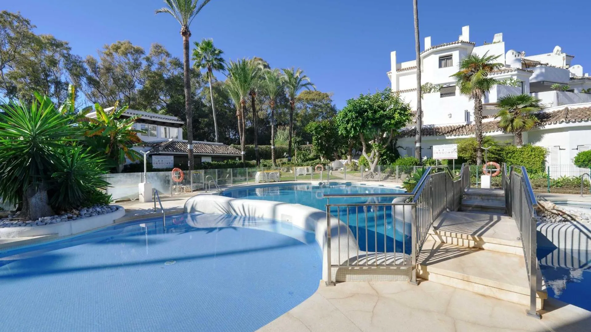 2039 Cozy Beachfront Apartment On Golden Beach Marbella Španělsko