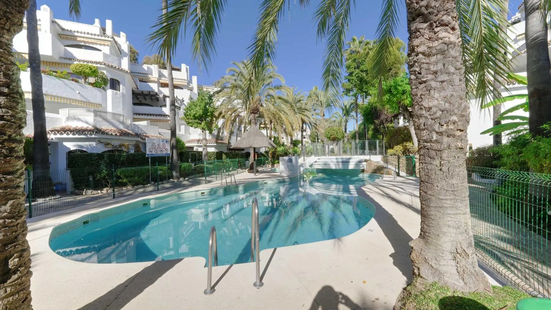 2039 Cozy Beachfront Apartment On Golden Beach Marbella Španělsko