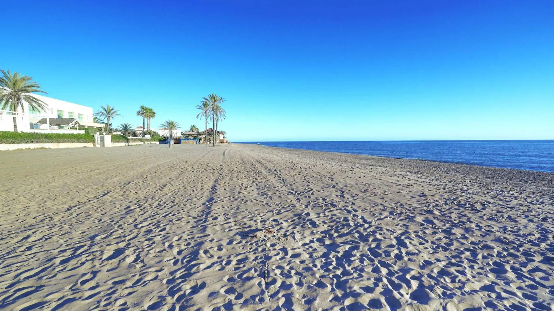 2039 Cozy Beachfront Apartment On Golden Beach Marbella