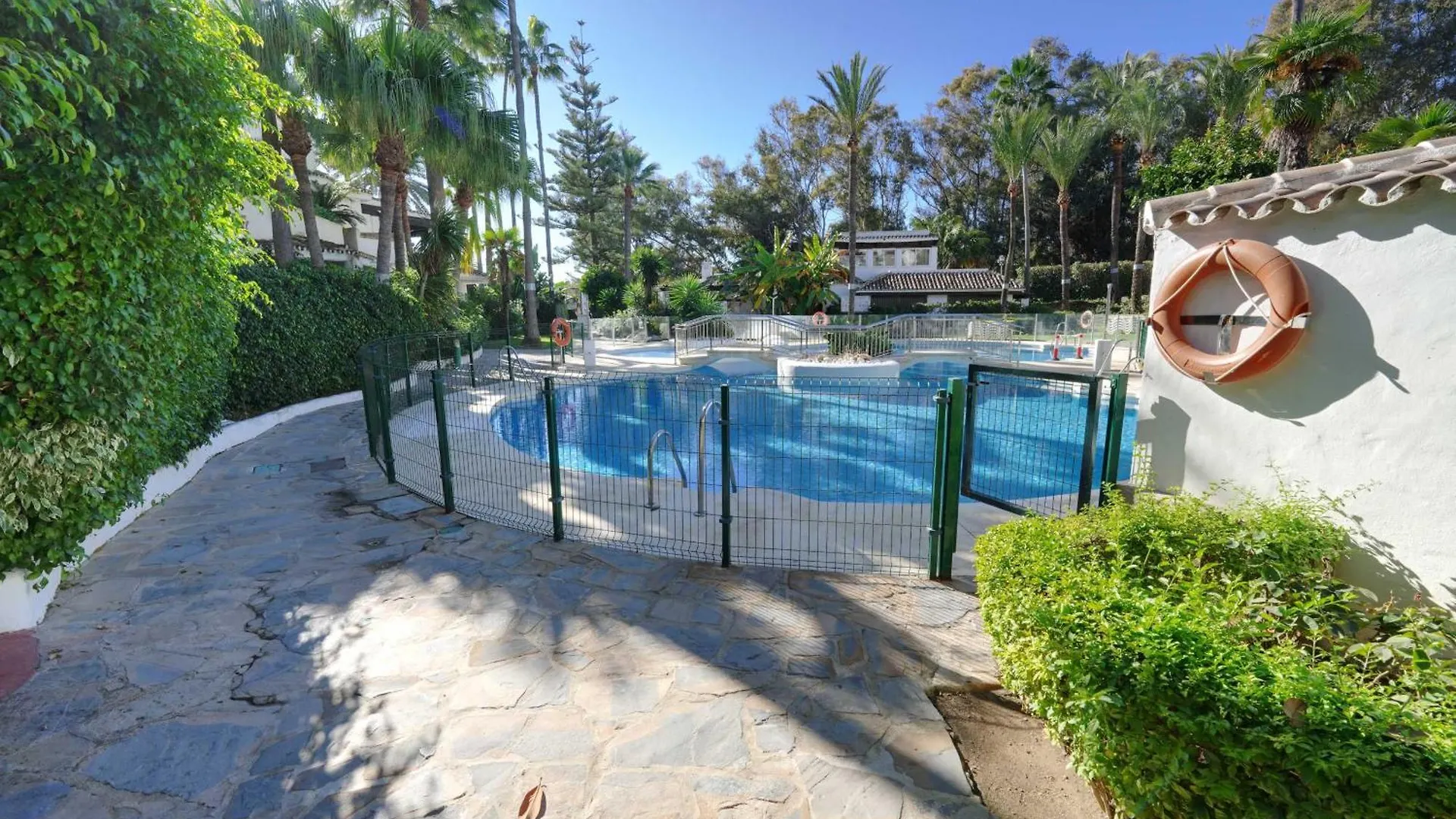 2039 Cozy Beachfront Apartment On Golden Beach Marbella